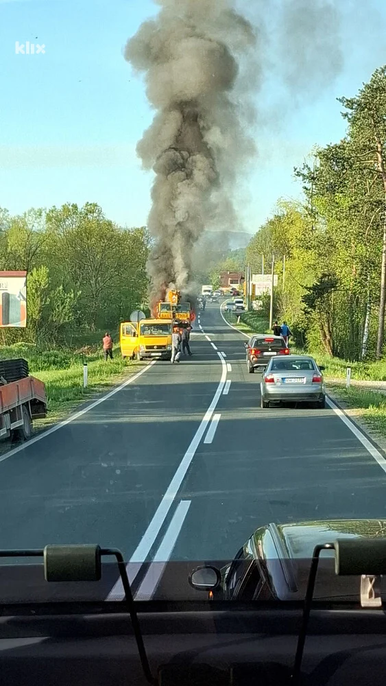 Na magistralnom putu kod Tuzle zapalio se kamion-dizalica