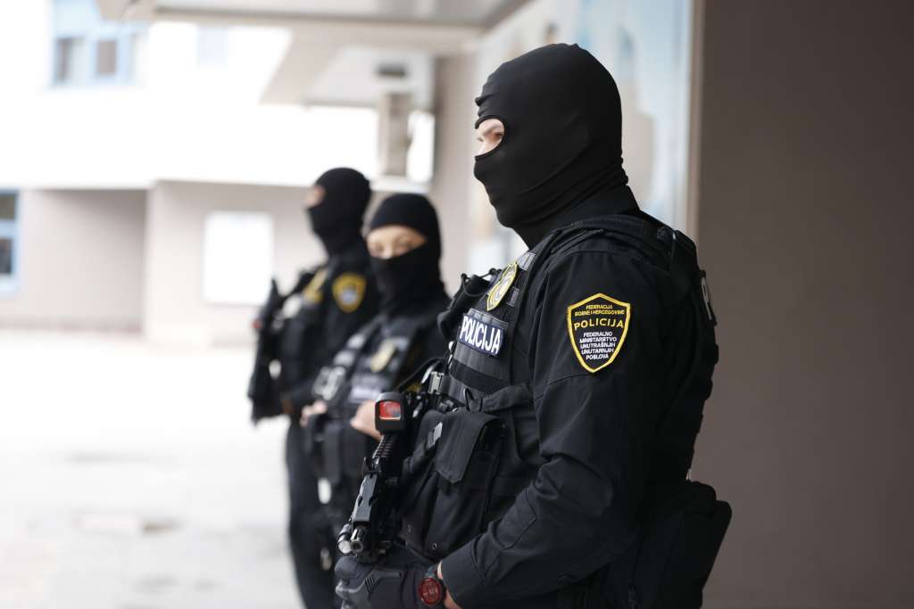 Velika akcija FUP-a: U Sarajevu uhapšene četiri osobe, pronađena droga, automatske puške i pištolji
