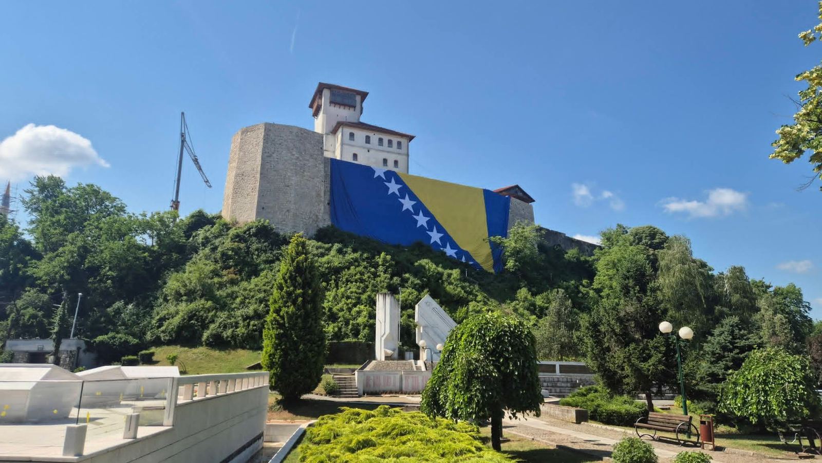 Najveća zastava BiH na kuli Husein-kapetana Gradaščevića