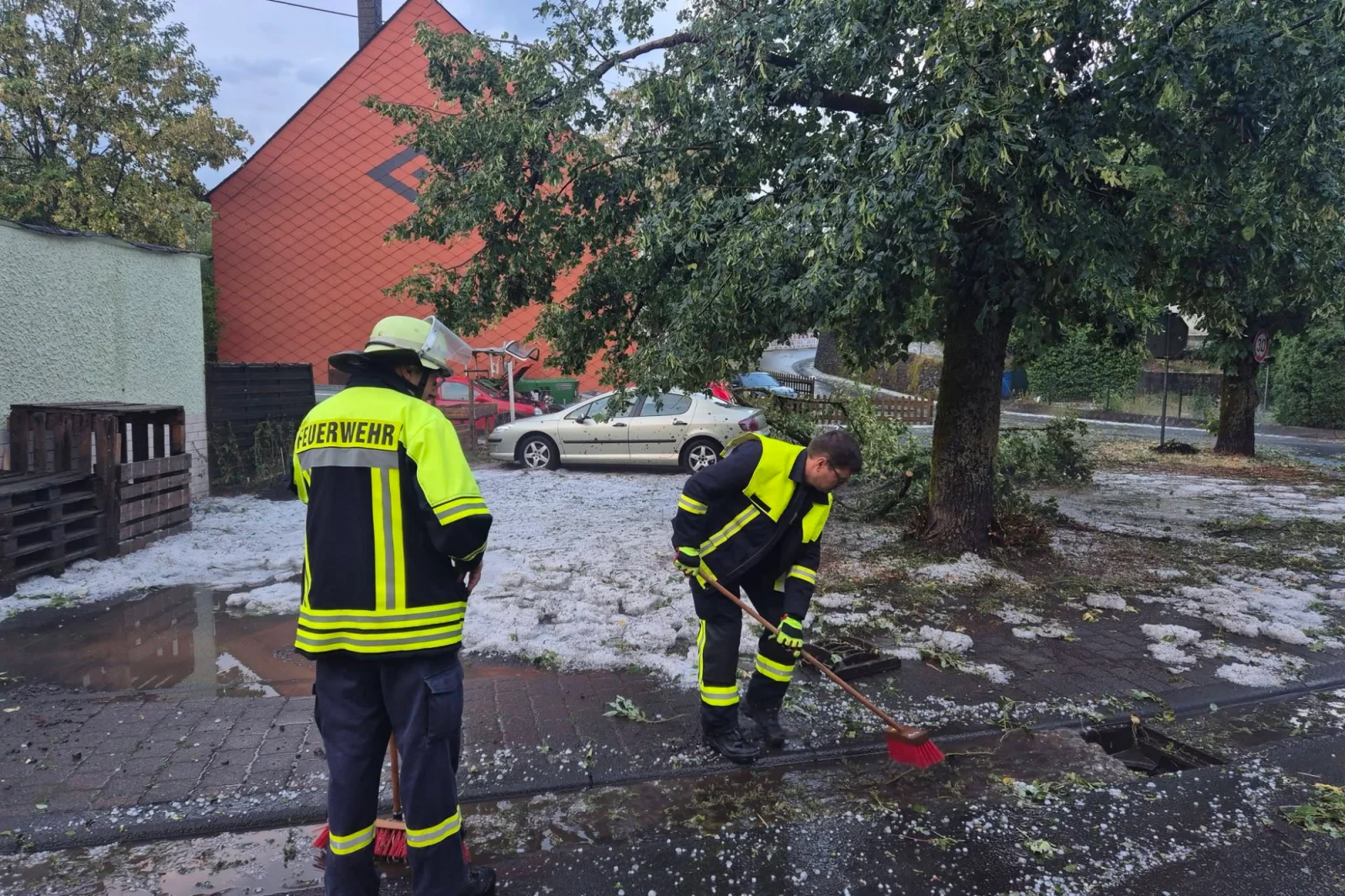 Prizori iz Njemačke kao usred zime: Napadalo 15 centimetara grada, temperatura naglo pala sa 36 na 19 stepeni